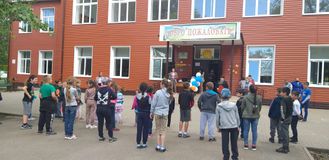 3 июня школьный лагерь МБОУ ХСОШ №5 распахнул свои двери ребятам. Состоялось торжественное открытие летней оздоровительной смены. Пролетели учебные будни, но в летние каникулы воспитатели и вожатые школьного лагеря "Солнышко" стараются раскрасить досуг ре