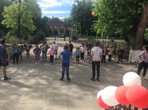8 июня - очередной активный день в пришкольном лагере "Солнышко". Ребята просмотрели фильм Максима Усачова "И помнит сердце... ". Главную роль в этом фильме исполнила Галина Александровна Ерёмина, поэт и публицист, член Союза журналистов России. Основной
